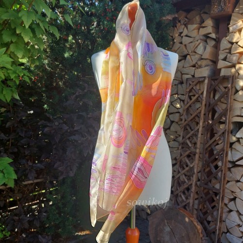 Jedwabny szal ręcznie malowany, podłużna apaszka do wiązania w bezowym kolorze z abstrakcyjnym wzorem - feeria barw i lekkość dotyku.