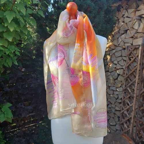 Jedwabna duża apaszka ręcznie malowana w abstrakcyjny wzór, beżowe tło i żywe kolory.