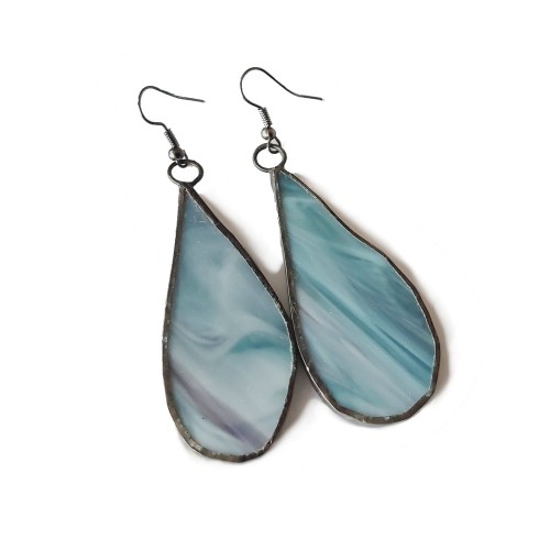 Długie wiszące kolczyki ręcznie robione w kształcie kropli - niebiesko szare smugi z turkusem i fioletem. Czarna oprawa.