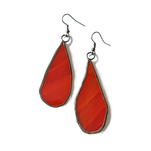 Długie ręcznie robione kolczyki ze szkła witrażowego w kolorze czerwonym z czarnym wykończeniem. Wiszące z antyalergicznym zapięciem wsuwanym.