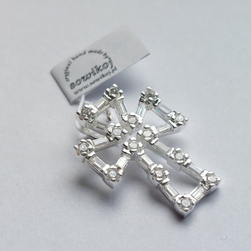 Srebrny wisiorek w kształcie krzyżyka z podłużnymi cyrkoniami na całym obwodzie - zawieszka na łańcuszek lub aksamitkę - chooker