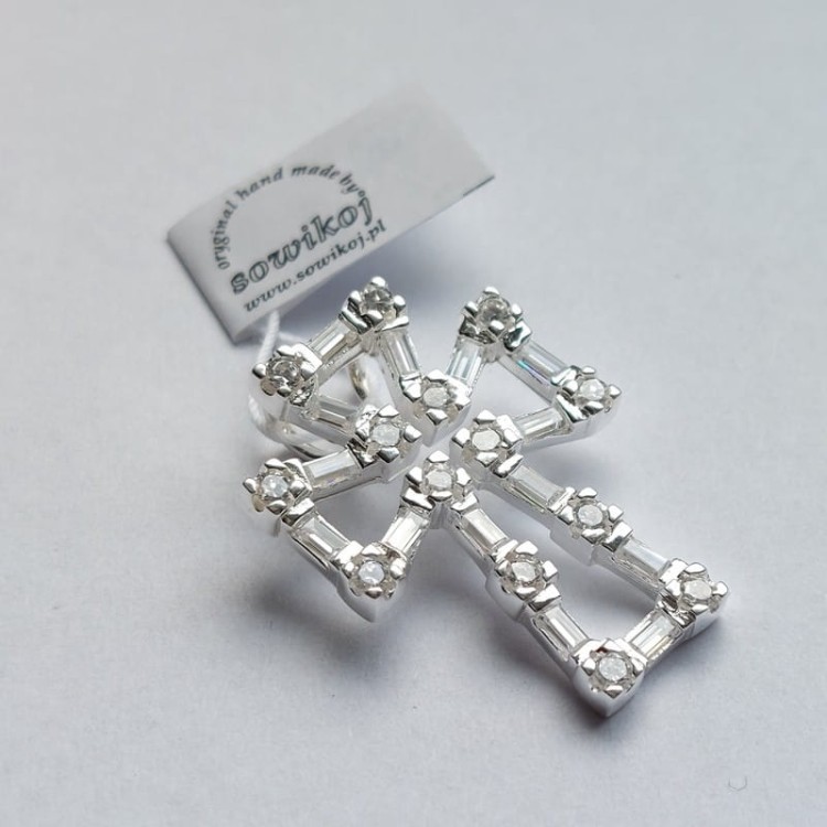Srebrny wisiorek w kształcie krzyżyka z podłużnymi cyrkoniami na całym obwodzie - zawieszka na łańcuszek lub aksamitkę - chooker