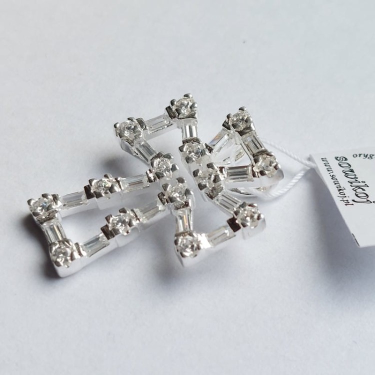 Srebrna zawieszka krzyżyk w stylu greckim z podłużnymi cyrkoniami - srebro 925.