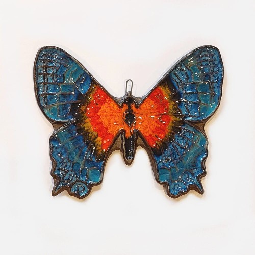 Ceramiczna ozdoba do domu motyl szkliwiona ceramika ręcznie robiona. Z haczykiem do powieszania. Niebieski z czerwonym i pomarańczowym środkiem.