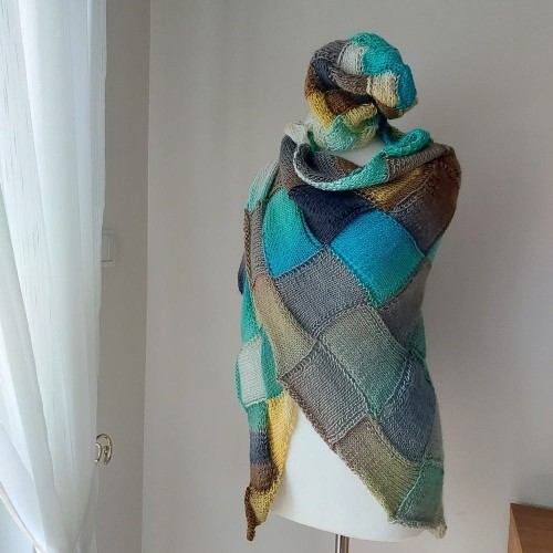 Duża ciepła miękka chusta etrelack trójkątna z kwadratów o bogatej kolorystyce