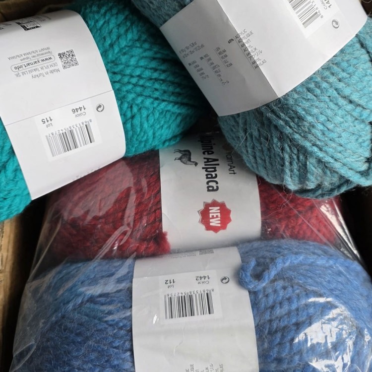 Porównanie kolorów. W zestawieniu Alpine Alpaca tu niebieski na dole - seria nie jest tak chabrowa jak na zdjęciach producenta.