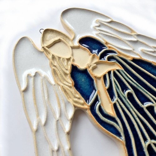 Duży anioł opiekun - figurka ceramiczna do powieszenia  w ciemnej sukience. Ozdoba na prezent do dekoracji ścian