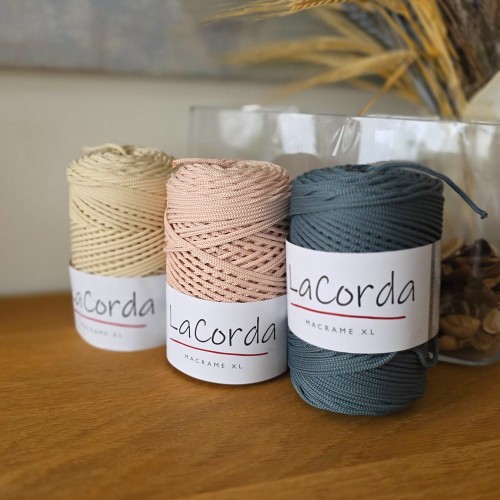 Sznurki XL poliestrowe - tu od lewej dla porównania kolory: 170, 765 i 500