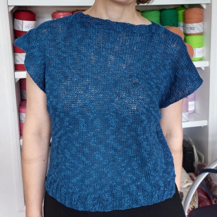 Przykładowa realizacja  - z podobnego koloru - na taką bluzke potrzebujesz 2 motki włóczki linen soft