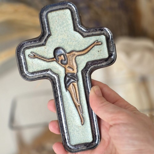 Ceramiczny krzyż z haczykiem do powieszenia, ceramika szkliwiona i wypalana w piecu.
