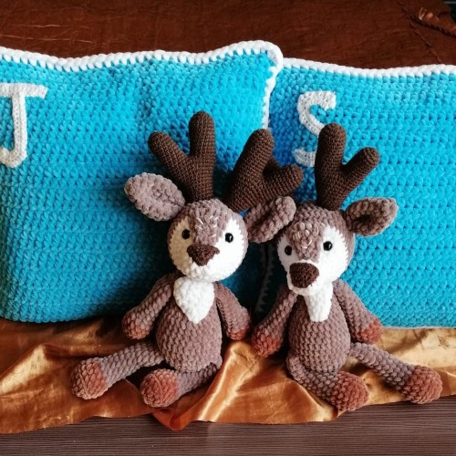 Przykładowa realizacja z włóczki Dolce - poduszki w kolorze 746 oraz zabawki - łosie, wykonane z koloru 754 i 765.