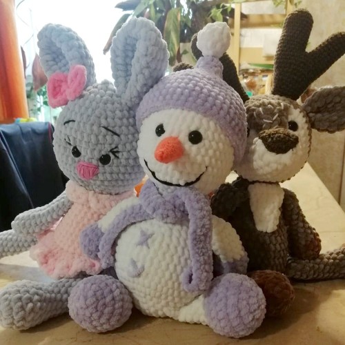 Zabawki z włóczki Dolce - z fioletowej 744 zrobiono szaliczek i czapeczkę bałwanka.