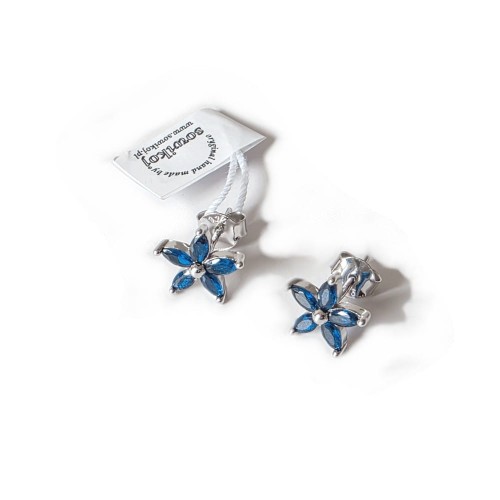 Srebrne delikatne kolczyki kwiatuszki na sztyfcie - płatki z cyrkonii w kolorze ciemno niebieskim