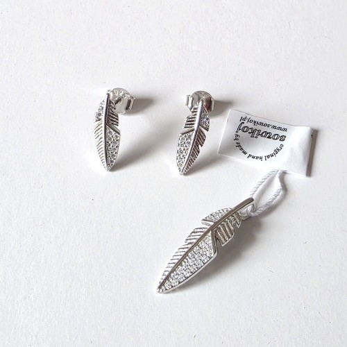 Komplet bizuterii srebrnej w kształcie piórka z cyrkoniami.