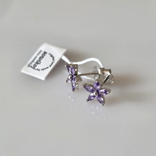 Delikatne kolczyki kwiatuszki fioletowe. kwiatki wykonane ze srebra 925 i cyrkonii
