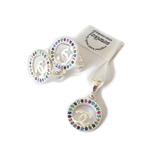 Srebrne kolczyki chanel  z bezpiecznym zapięciem wraz z wisiorkiem . Kolorowe cyrkonie