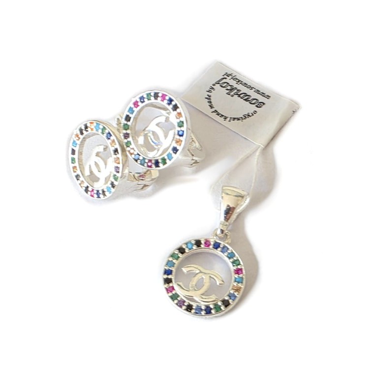 Srebrne kolczyki chanel  z bezpiecznym zapięciem wraz z wisiorkiem . Kolorowe cyrkonie