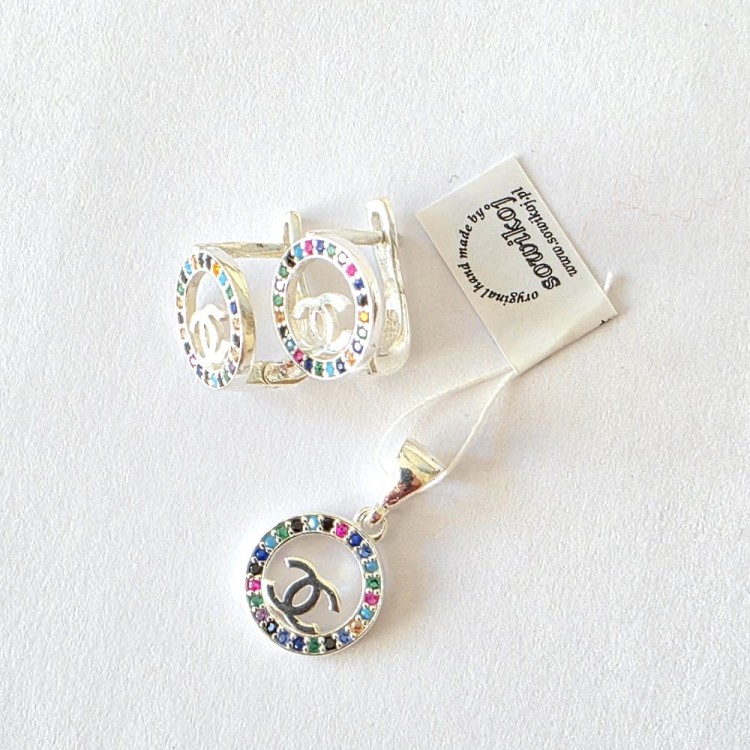 Wisiorek z kolczykami w srebrze , kolorowe cyrkonie po obwodzie kółka, zapięcie kolczyków od tyłu.