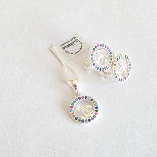 Channel kolczyki i wisiorek drobne kolczyki z zapięciem z tyłu typu U, na srebrze 925.