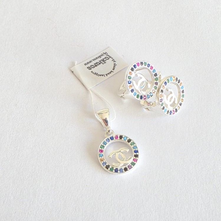 Channel kolczyki i wisiorek drobne kolczyki z zapięciem z tyłu typu U, na srebrze 925.