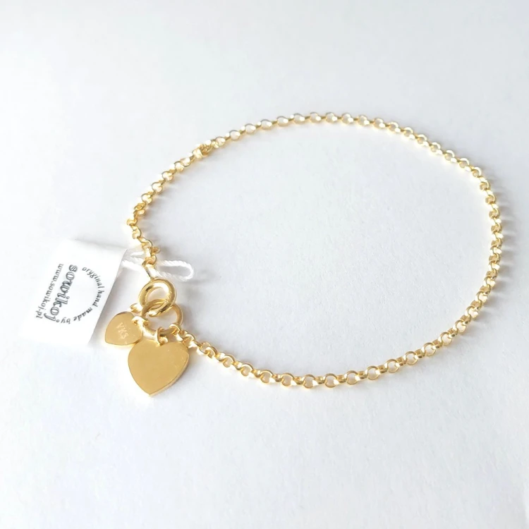 Delikatna pozłacana srebrna bransoletka z zapięciem i serduszkami przy zapięciu.