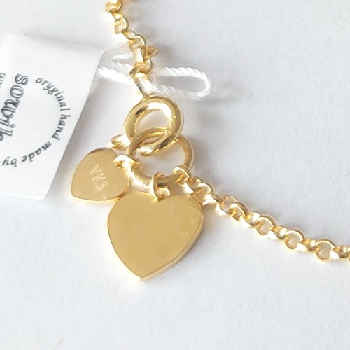 Drobne małe serduszka przypięte na bransoletce - całośc ze srebra próby 925 pozłacanego