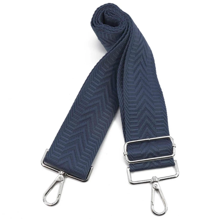 Szeroki pasek do torebki w kolorze ciemno niebieskim - lekki granat z okuciami w kolorze srebrnym.