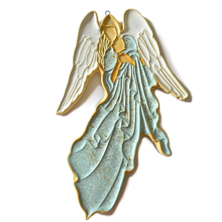 Anioł Witrażowy w kolorze  Minze. Miętowy lekko turkusowy, półmat. Figurka ceramiczna do powieszenia na ścianą z białymi skrzydłami.