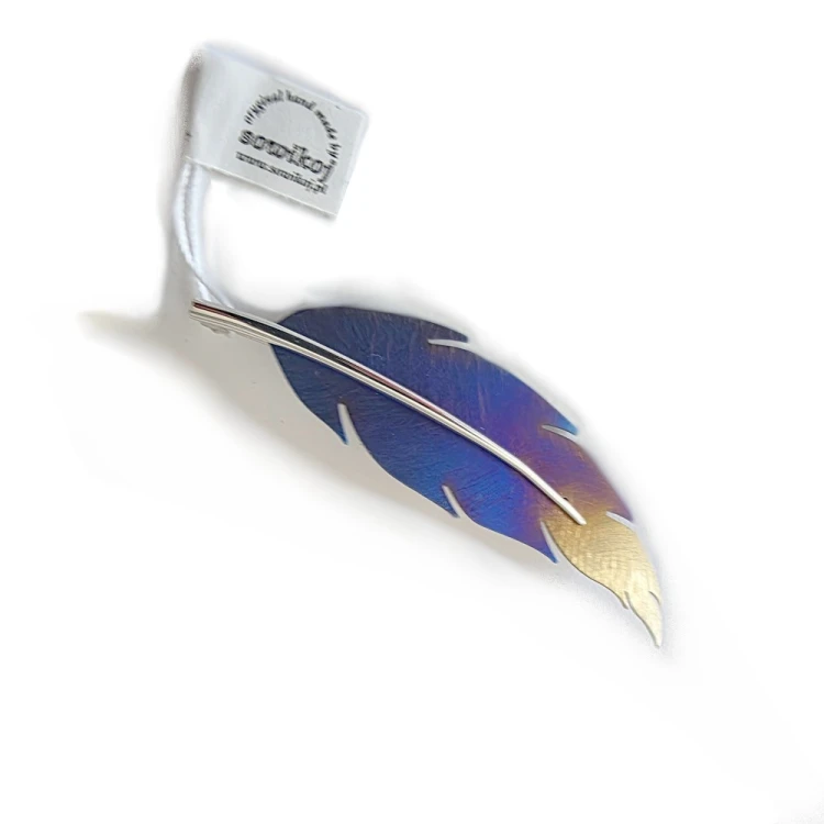 Broszka srebrna  piórko. Opalizowany tytan i rodowane srebro