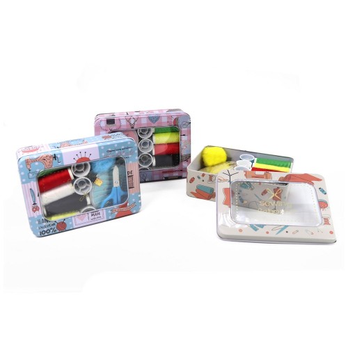 Turystyczny przybornik krawiecki w puszce prostokątnej