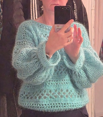 Sweter - przykład realizacji z włóczki mohair trendy na szydełku z koloru 142.