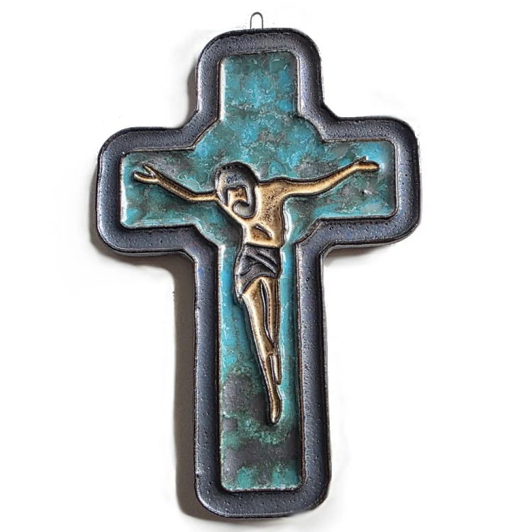 Pasyjka - krzyż ceramiczny mniejszy do zawieszenia na ścianie z postacią Chrystusa na le turkusu z metalicznym cieniowaniem. Ozdoba do powieszenia.