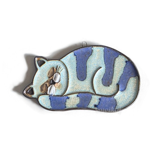Kot śpioszek w kolorze miętowym z lekkim nakrapianiem i z niebieskimi paskami. Ceramiczny śpiący kotek ozdoba zwinięty w kulkę ozdoba do powieszenia.