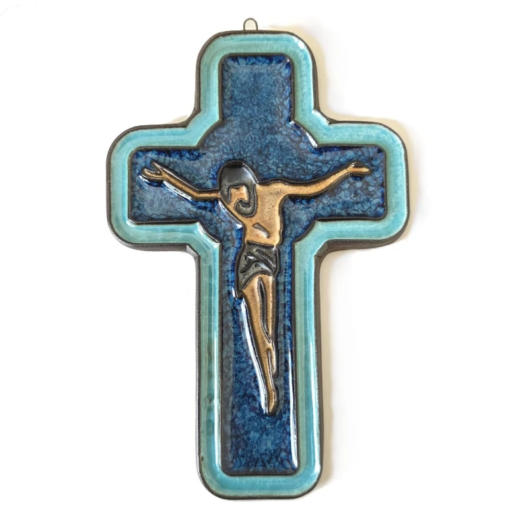 Krzyż ceramiczny do powieszenia na ścianie - z postacią Chrystusa.