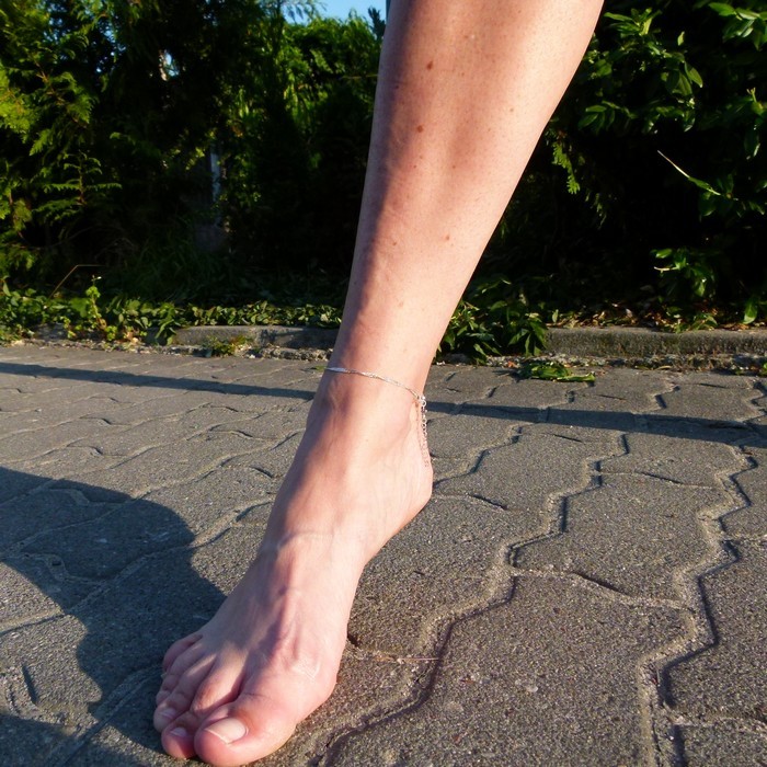 Srebrna bransoletka na nogę