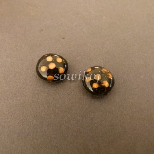 Kolczyki wkrętki czarne - lekko wyoblone kwadraciki ze szkła topionego w piecu