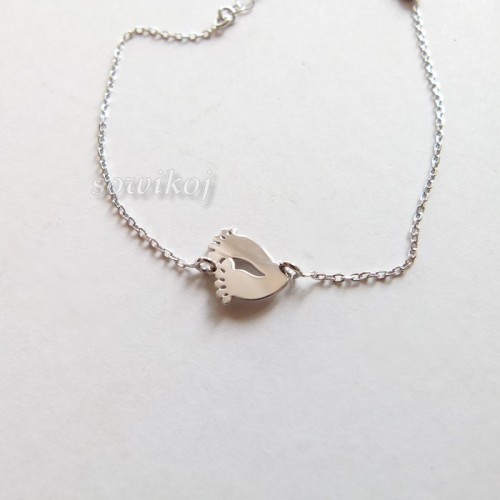 bransoletka srebrna z zawieszką w kształcie stóp