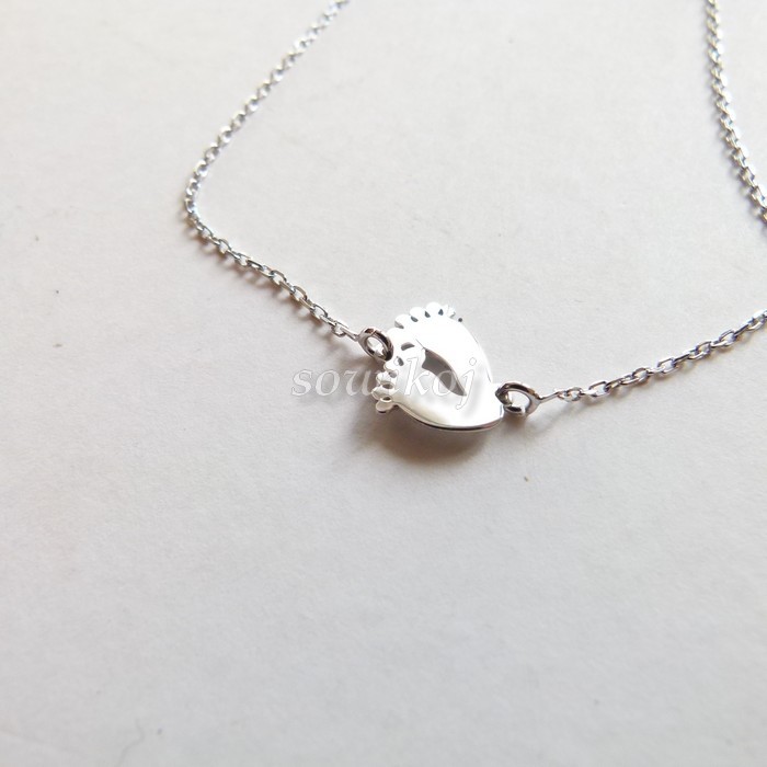 Srebrny łańcuszek z zawieszką stópki